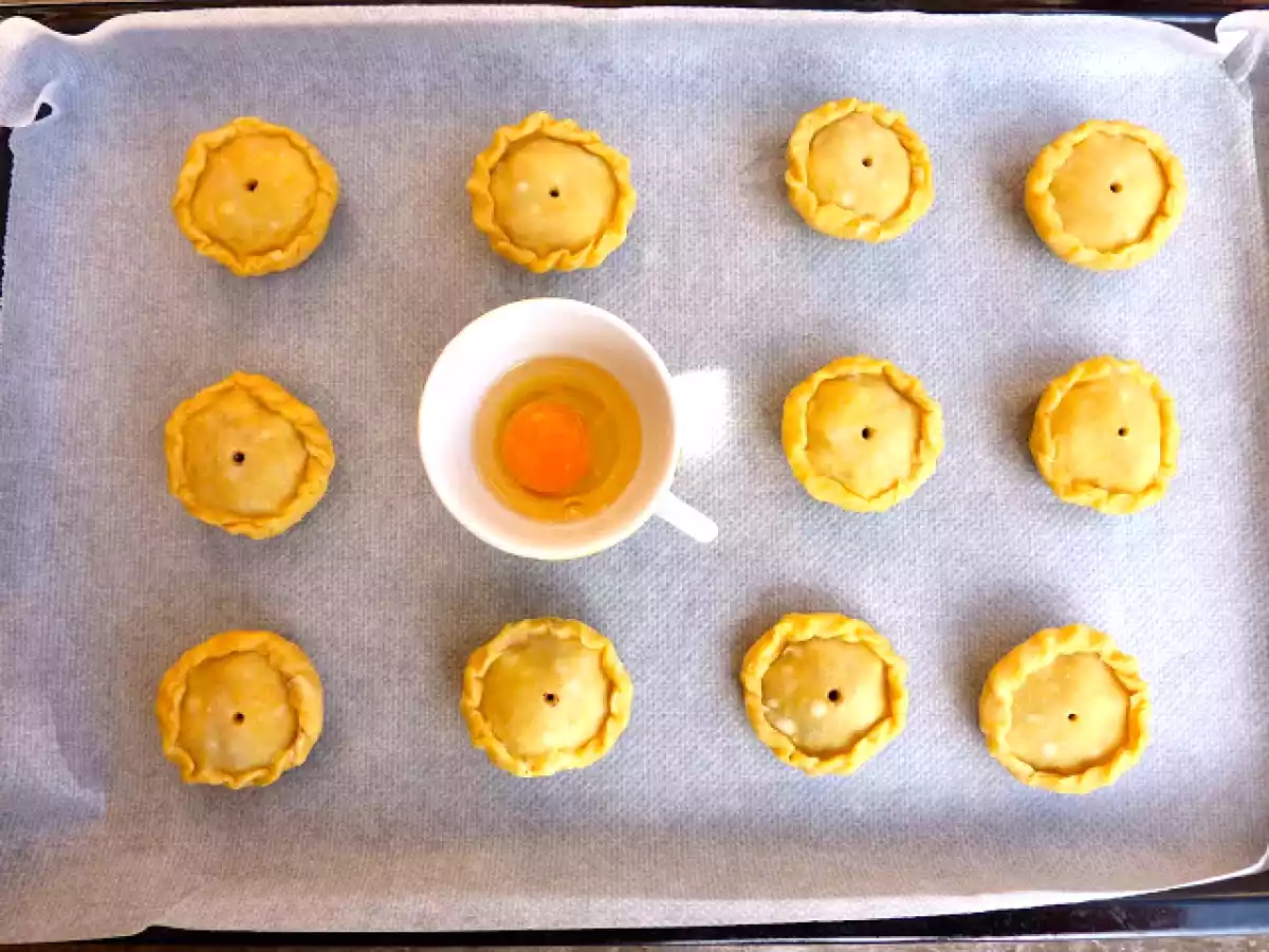 Mini empanaditas de morcilla, manzana y beicon.