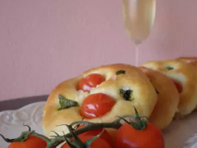 Mini Focaccia con Tomatitos Cherry y Albahaca