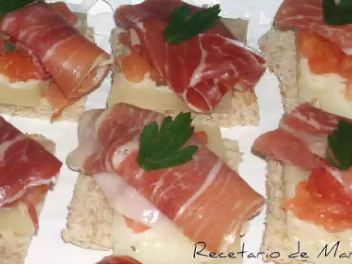 Mini montaditos de manchego y serrano