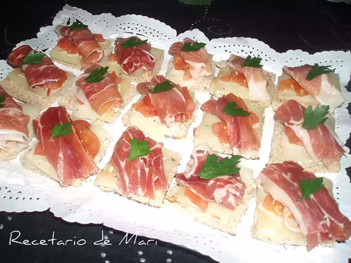 Mini montaditos de queso manghego, jamón serrano y tomate