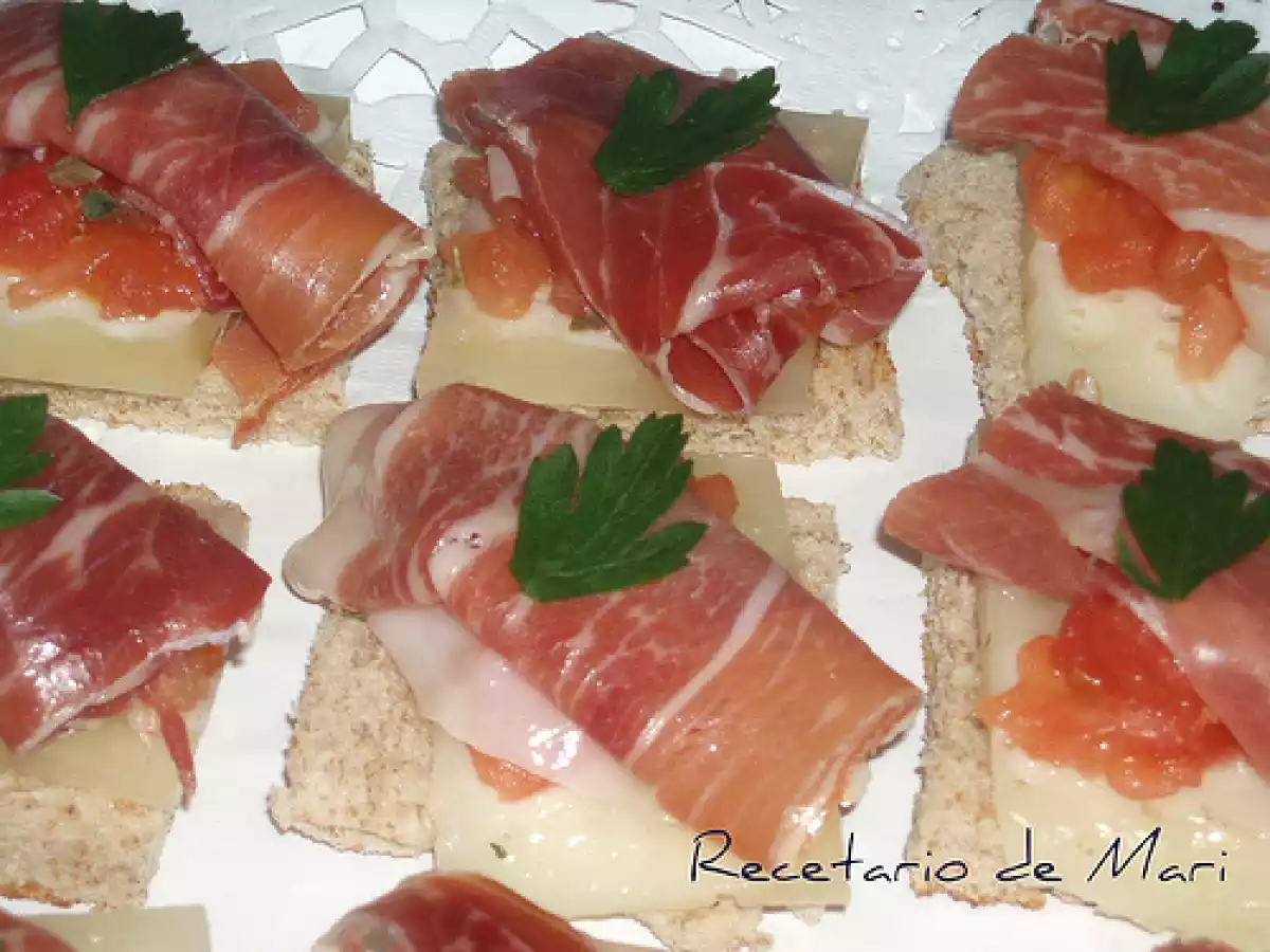 Mini montaditos de queso manghego, jamón serrano y tomate - foto 2