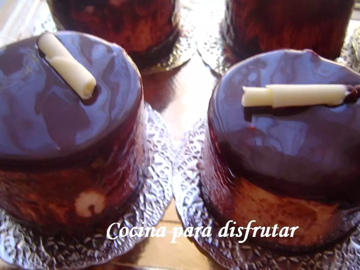 MINI MOUSE DE COCO CON GLASA DE CHOCOLATE