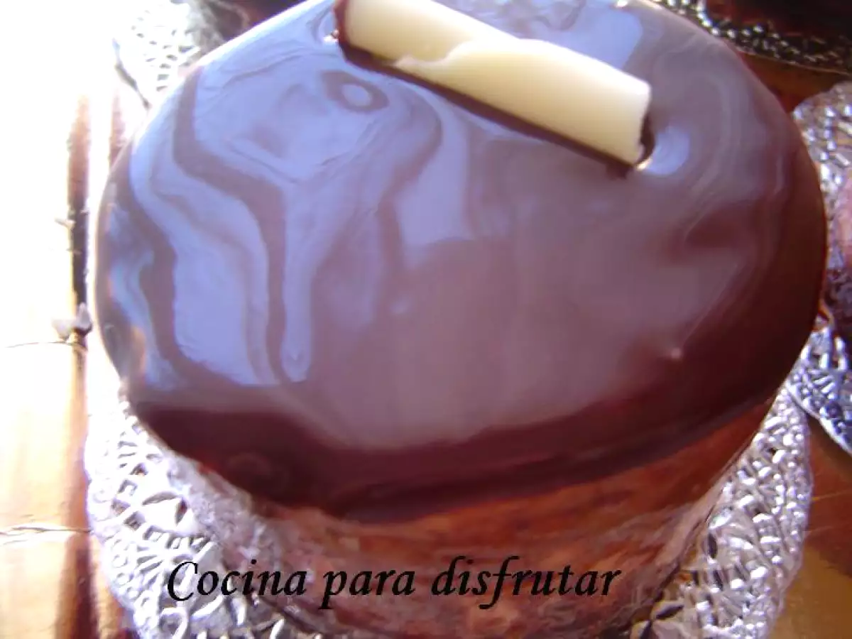 MINI MOUSE DE COCO CON GLASA DE CHOCOLATE - foto 3