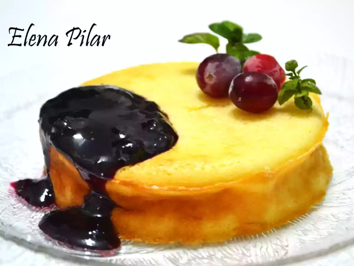 Mini pasteles de queso con salsa de arándanos