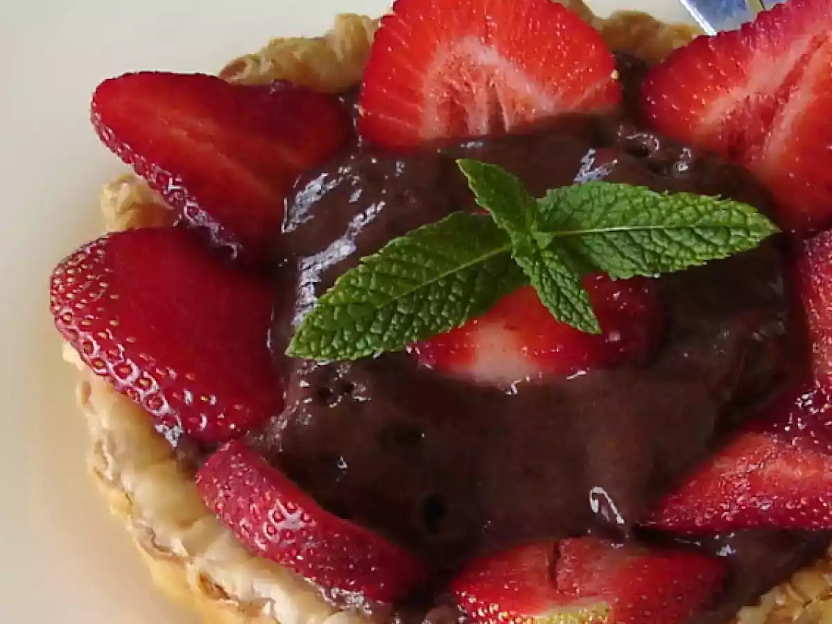 Mini-tarta con mousse de chocolate y fresas