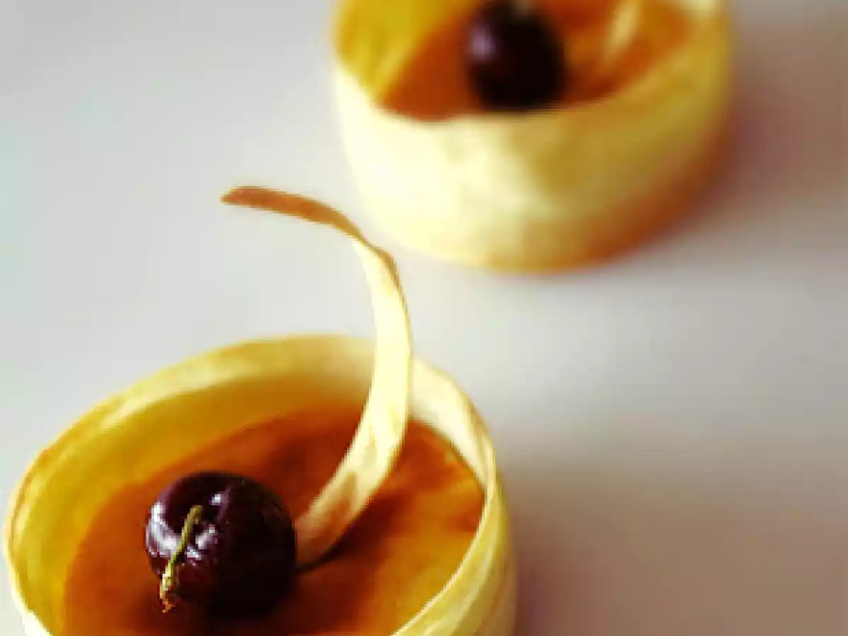 Mini tartas de mascarpone, ricotta y cerezas en anillos de strudel