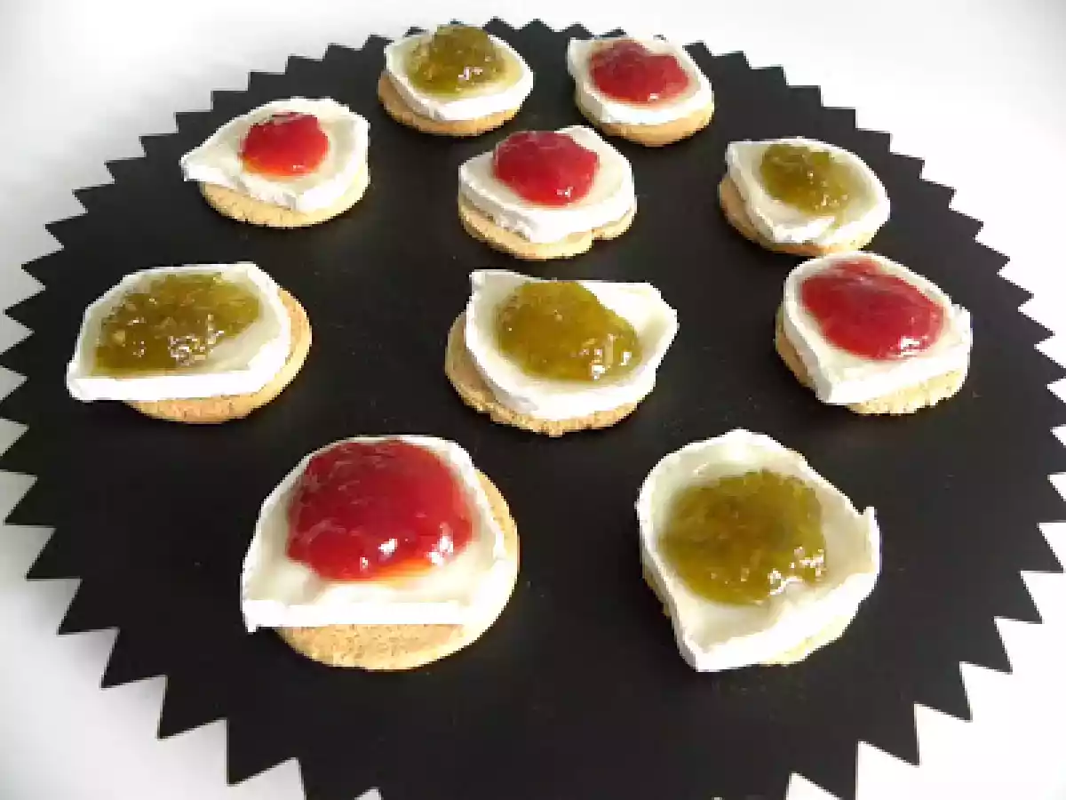 MINI TOSTAS DE QUESO Y MERMELADA