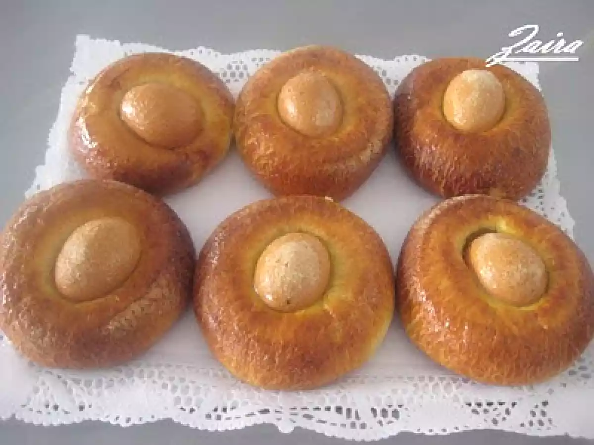 Monas de Pascua de masa con huevo duro