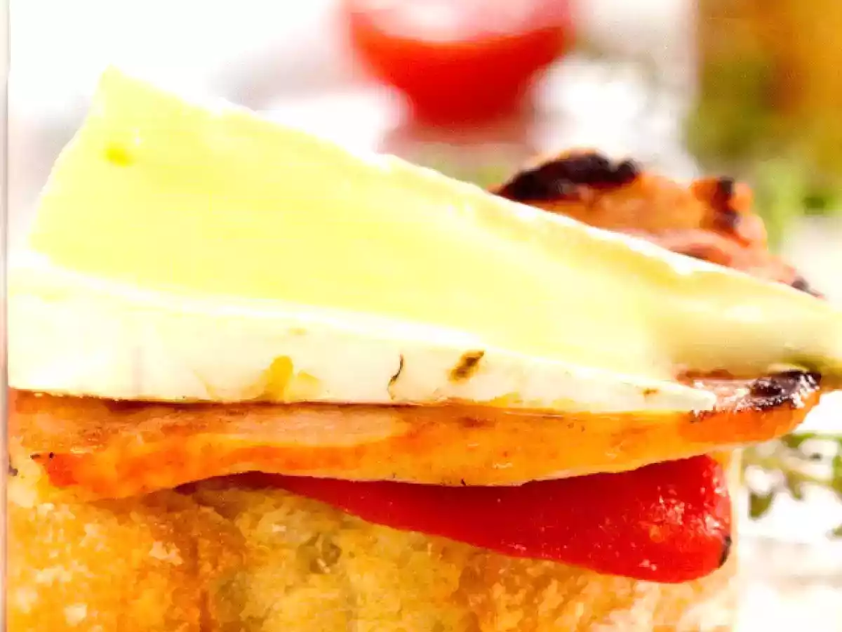 Montadito con lomo y queso brie