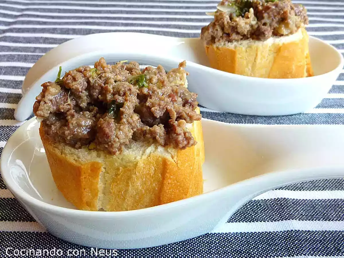 Montadito de cebolla caramelizada con morcilla