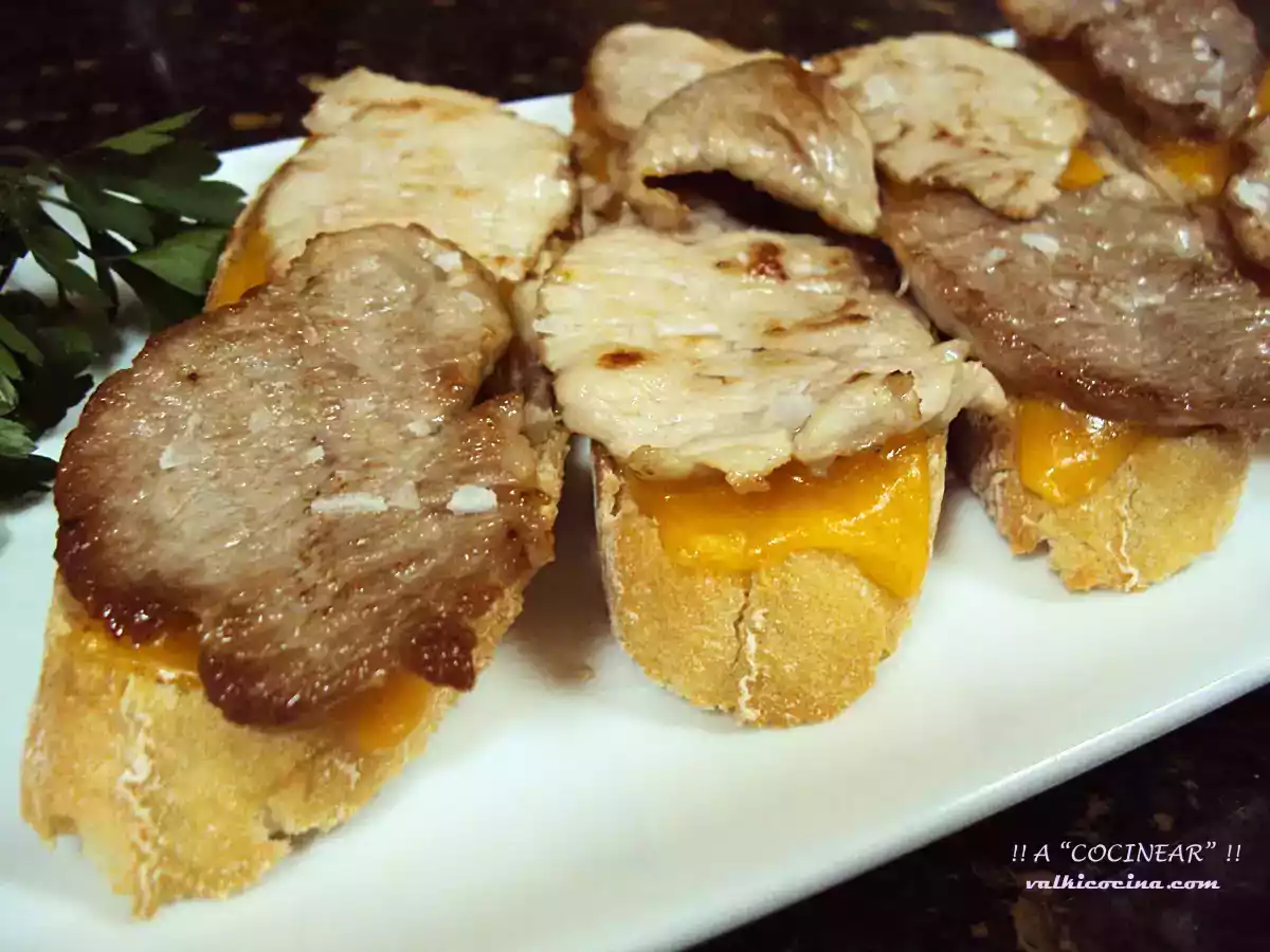 Montadito de secreto de cerdo y queso Cheddar