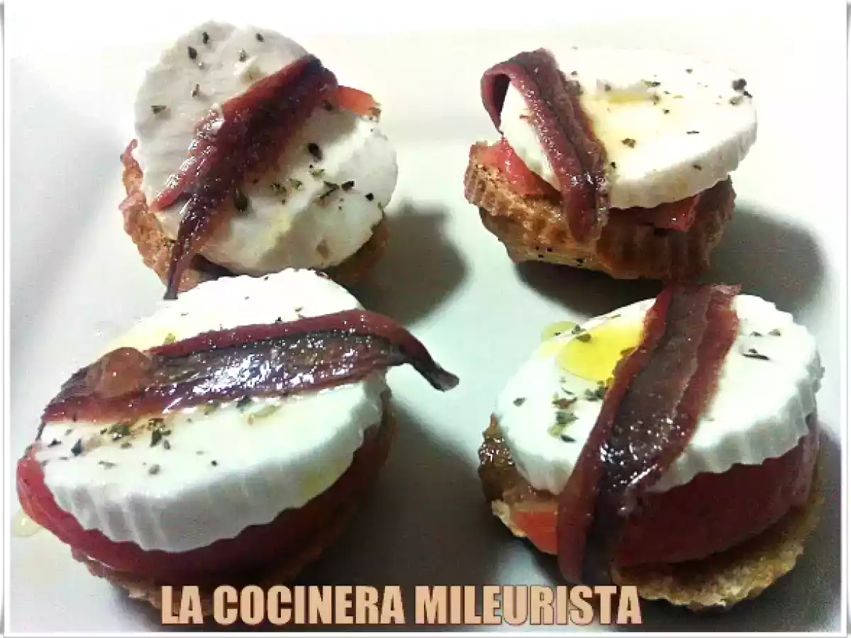 Montaditos con pan de soda de aceite y pimentón con queso fresco tomate y anchoas