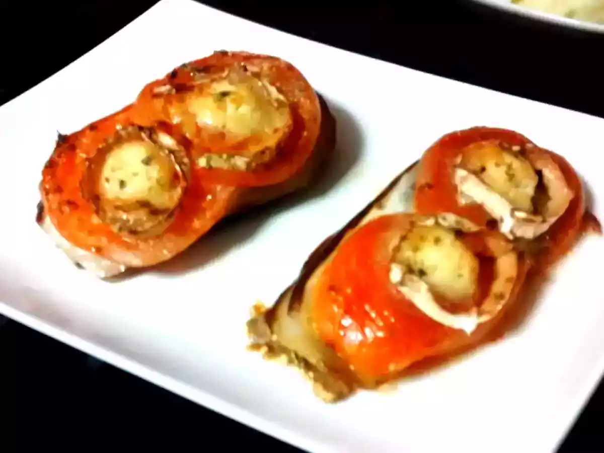 Montaditos de berenjena, tomate y queso de cabra