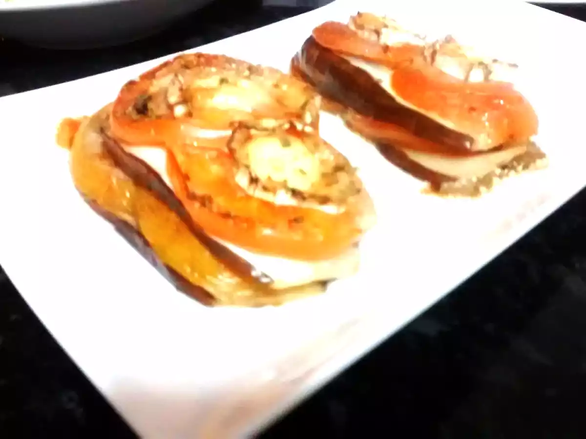 Montaditos de berenjena, tomate y queso de cabra - foto 2