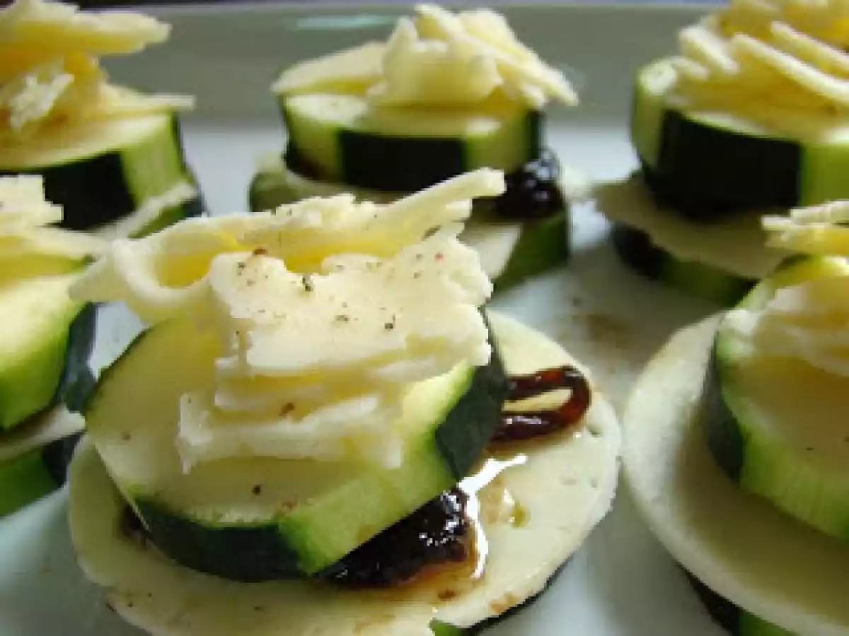 Montaditos de calabacín con queso y cebolla caramelizada