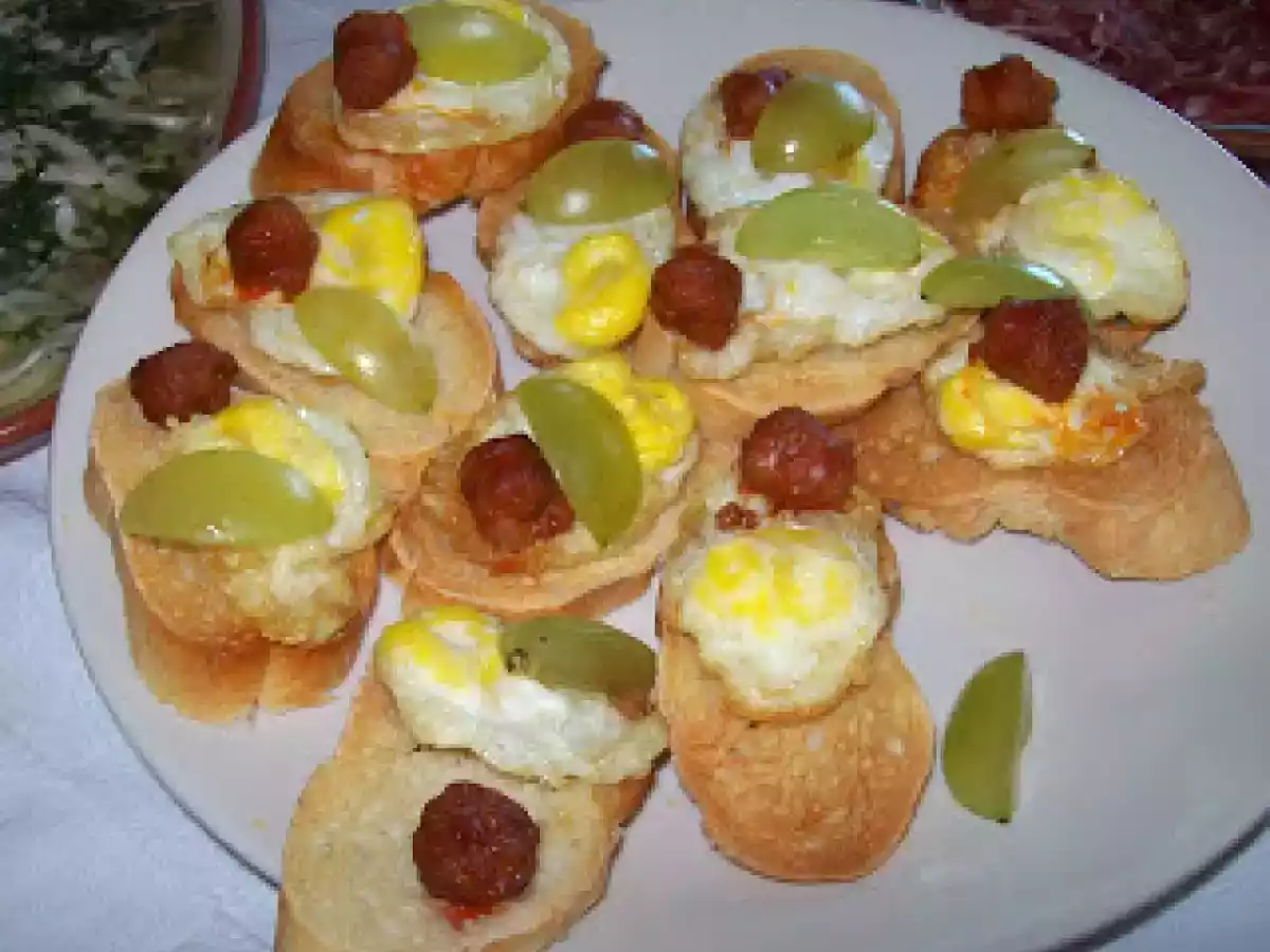 Montaditos de huevos de codorniz