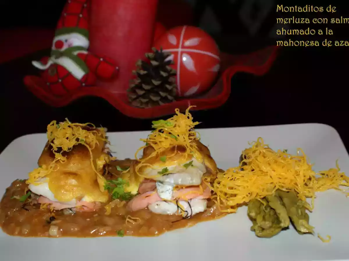 Montaditos de merluza con salmón ahumado a la mahonesa de azafrán.