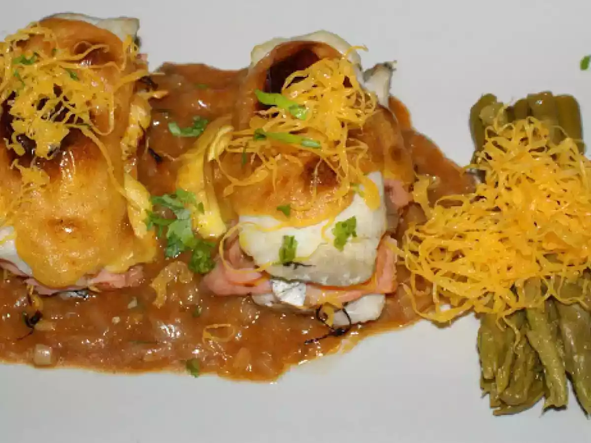 Montaditos de merluza con salmón ahumado a la mahonesa de azafrán. - foto 2