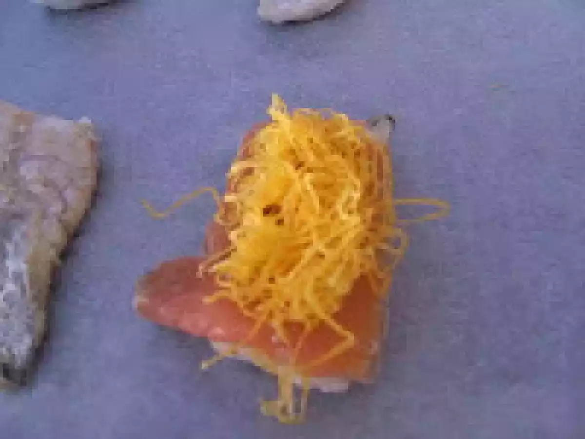 Montaditos de merluza con salmón ahumado a la mahonesa de azafrán. - foto 4