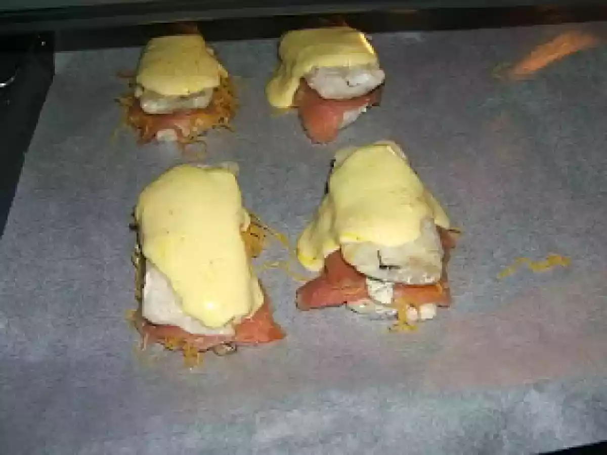 Montaditos de merluza con salmón ahumado a la mahonesa de azafrán. - foto 5