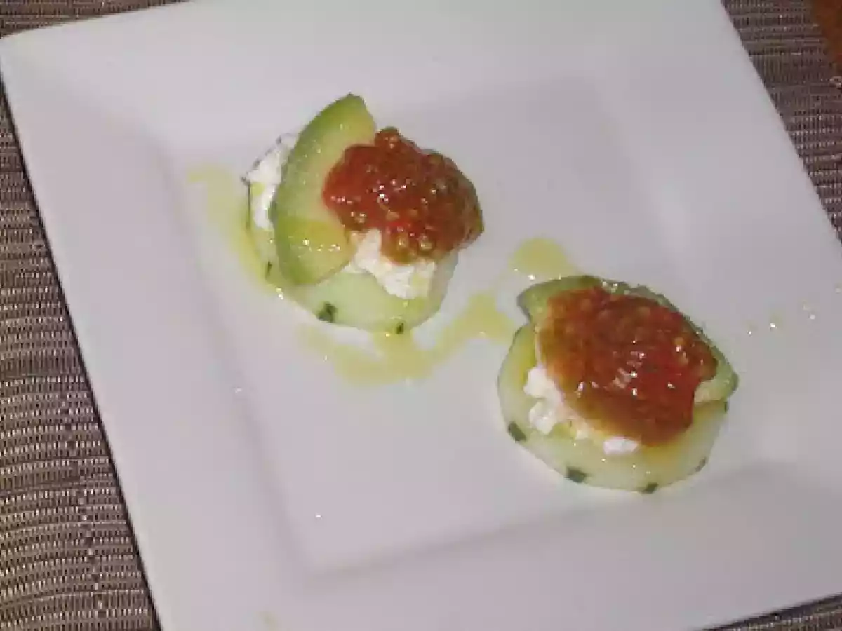 MONTADITOS DE PEPINO Y CAVIAR VEGETAL - foto 2