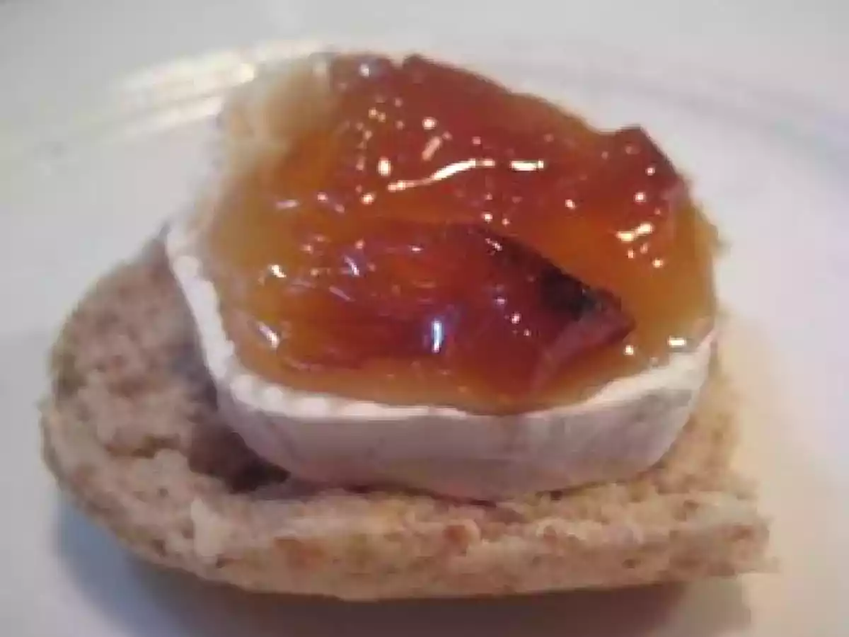 Montaditos de queso de cabra con cebolla confitada