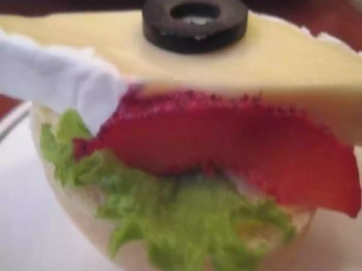 Montaditos de queso y fresas