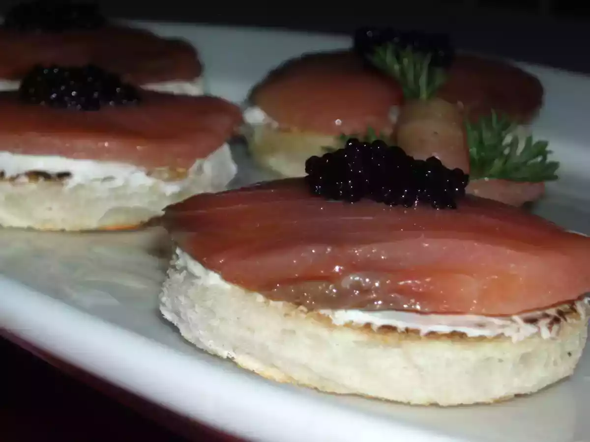 Montaditos de salmón ahumado