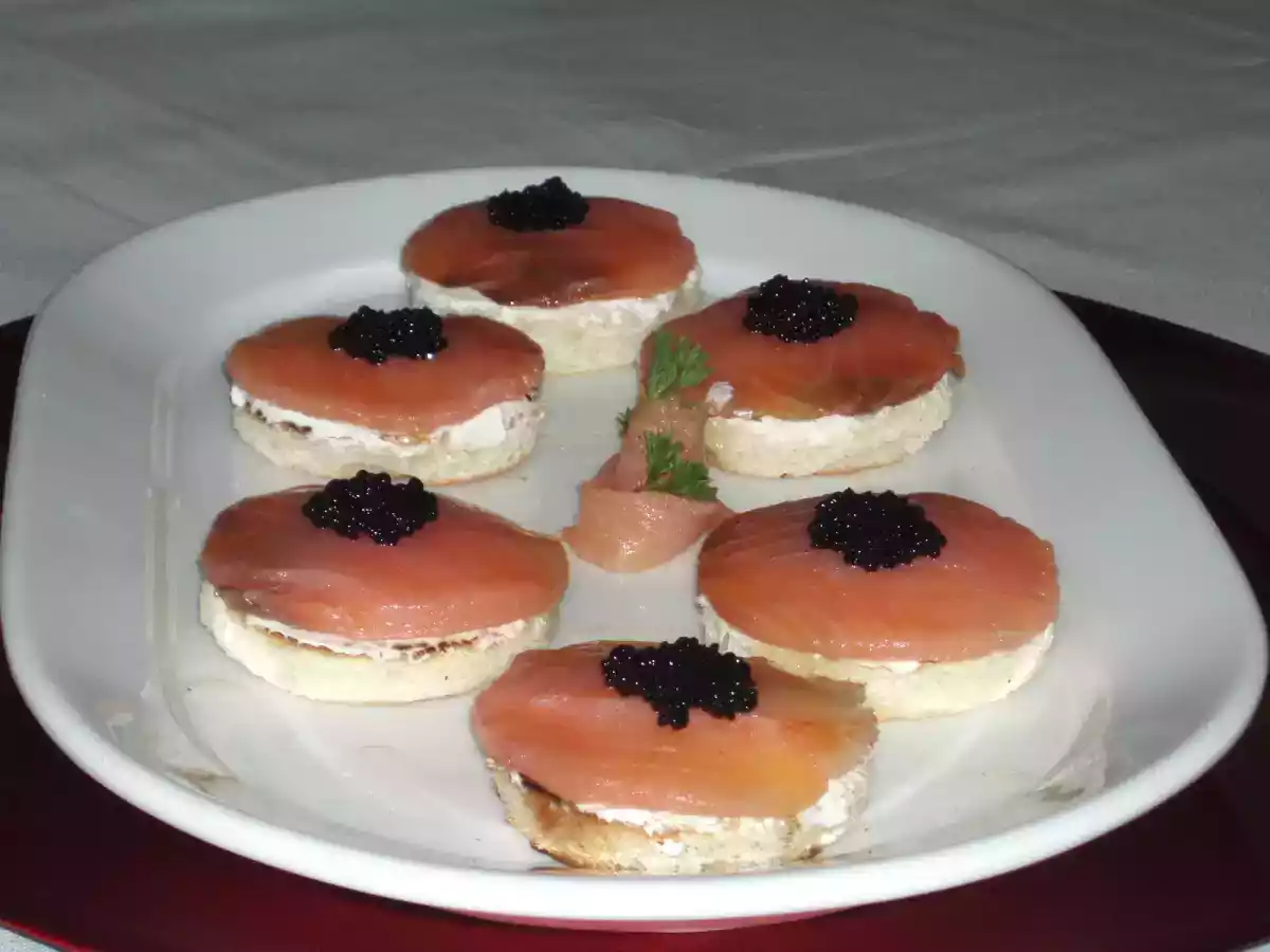 Montaditos de salmón ahumado - foto 2