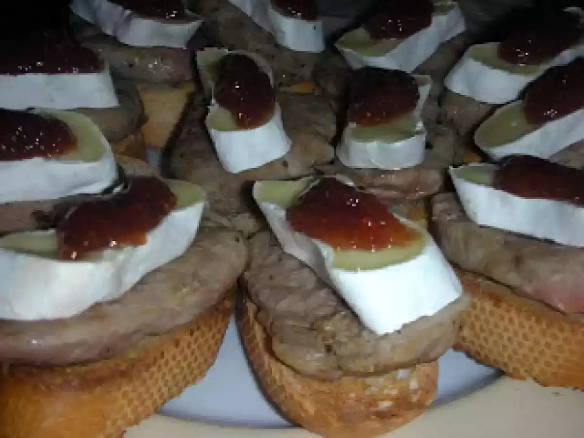 Montaditos de Solomillo, queso brie y mermelada de higos