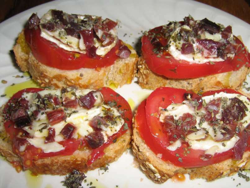 Montaditos rápidos de tomate, jamón y queso, foto 1