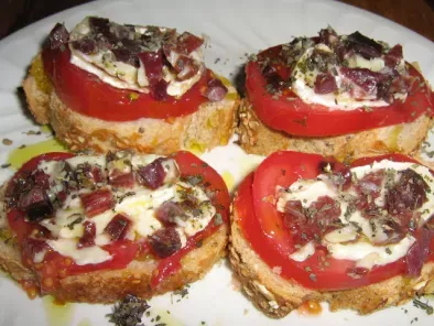 Montaditos rápidos de tomate, jamón y queso