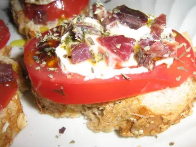 Montaditos rápidos de tomate, jamón y queso, foto 2