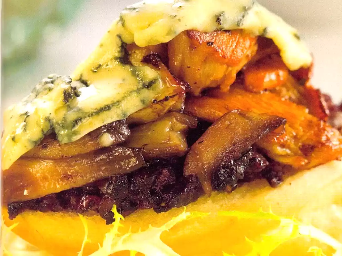 Montado de morcilla de Burgos con setas de cardo y queso azul