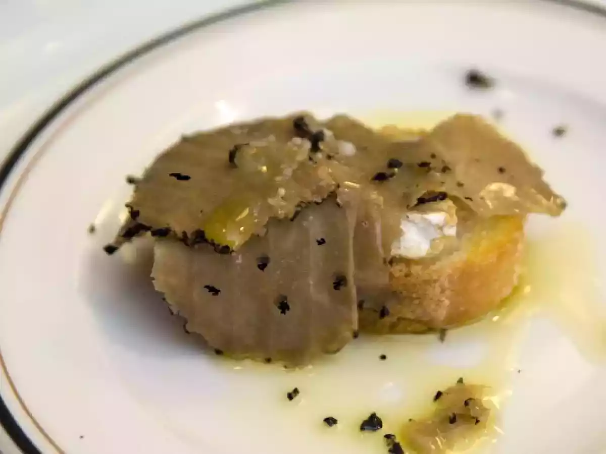 Montado de queso brie con lascas de foie trufado