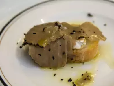 Montado de queso brie con lascas de foie trufado
