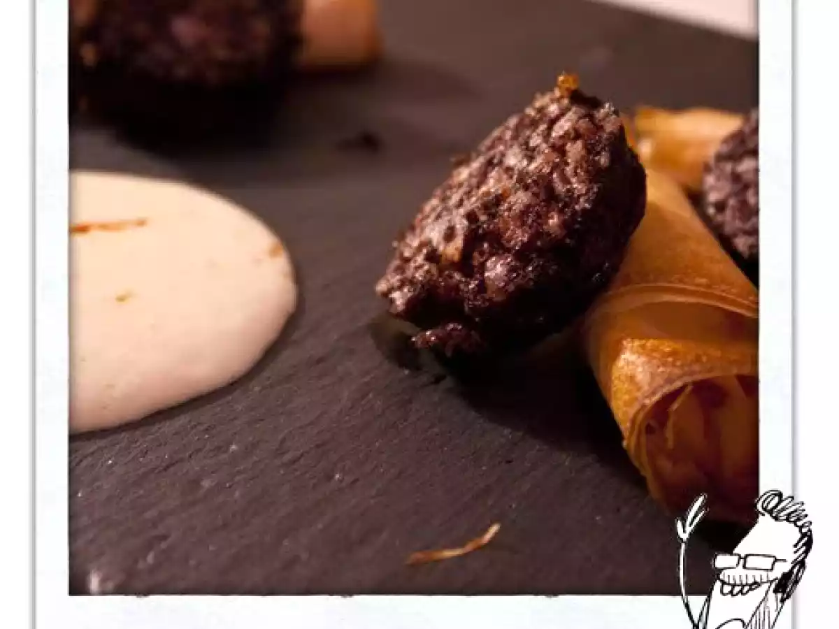 Morcilla con crujiente de pimiento dulce y espuma de piñones