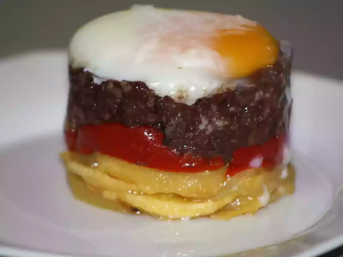 Morcilla con huevo y patatas en aro