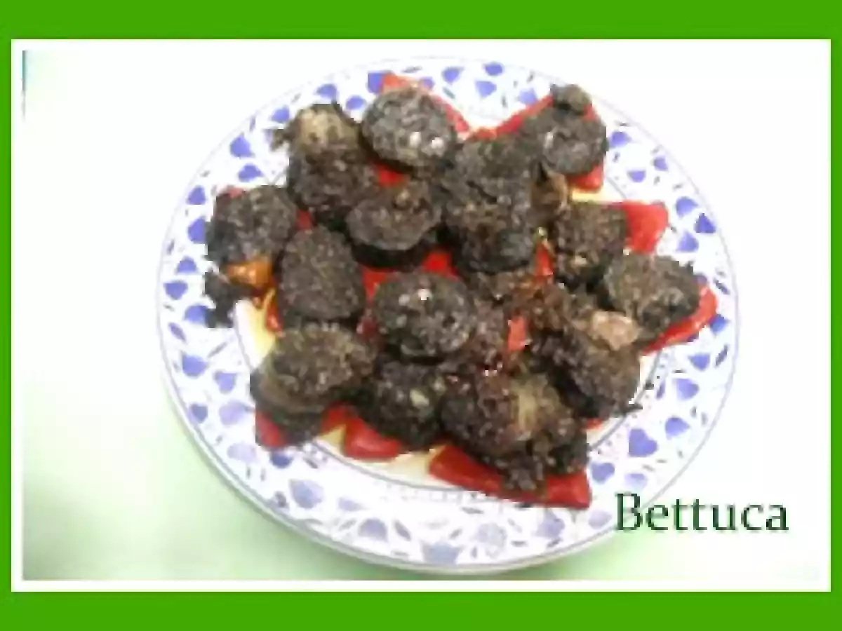 Morcilla frita con cama de pimientos del piquillo