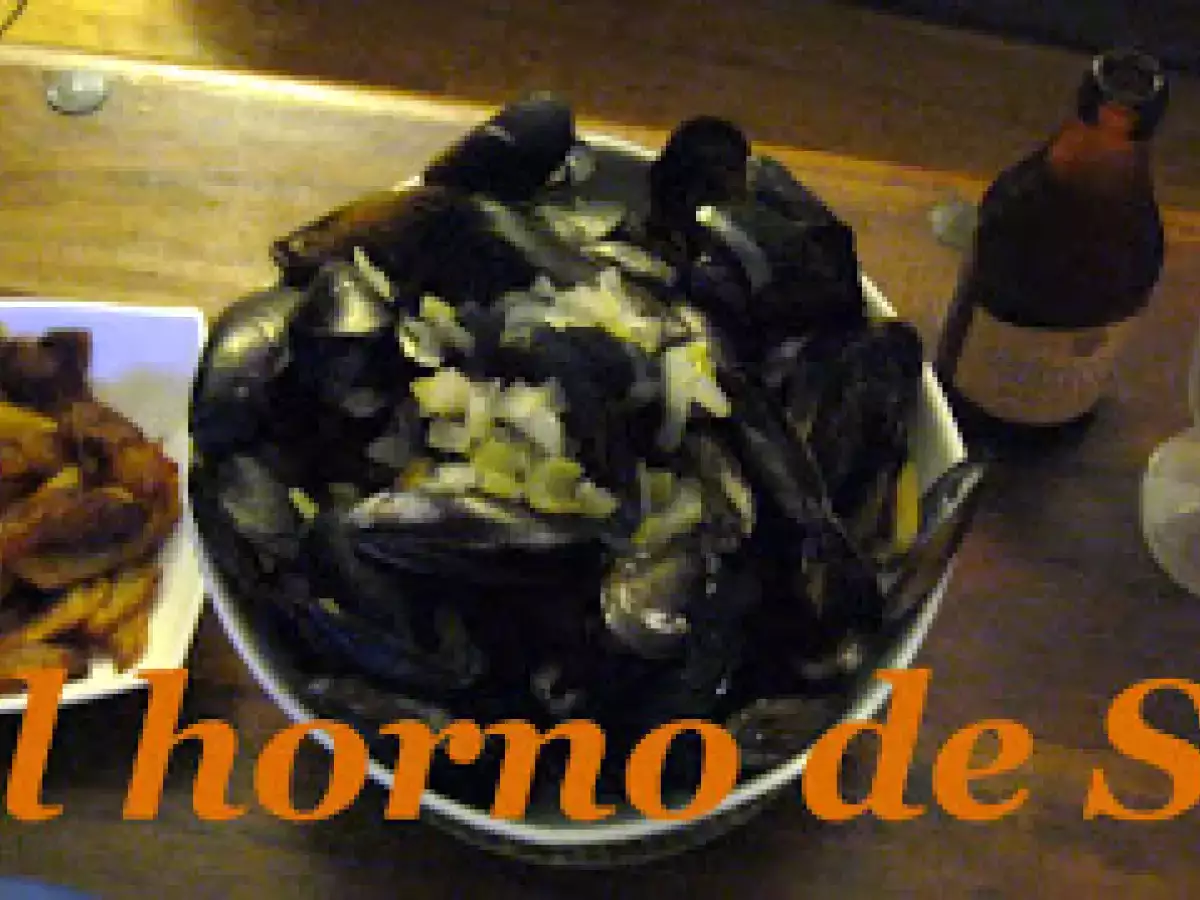 Moules-frites (Mejillones al vino blanco con patatas fritas)