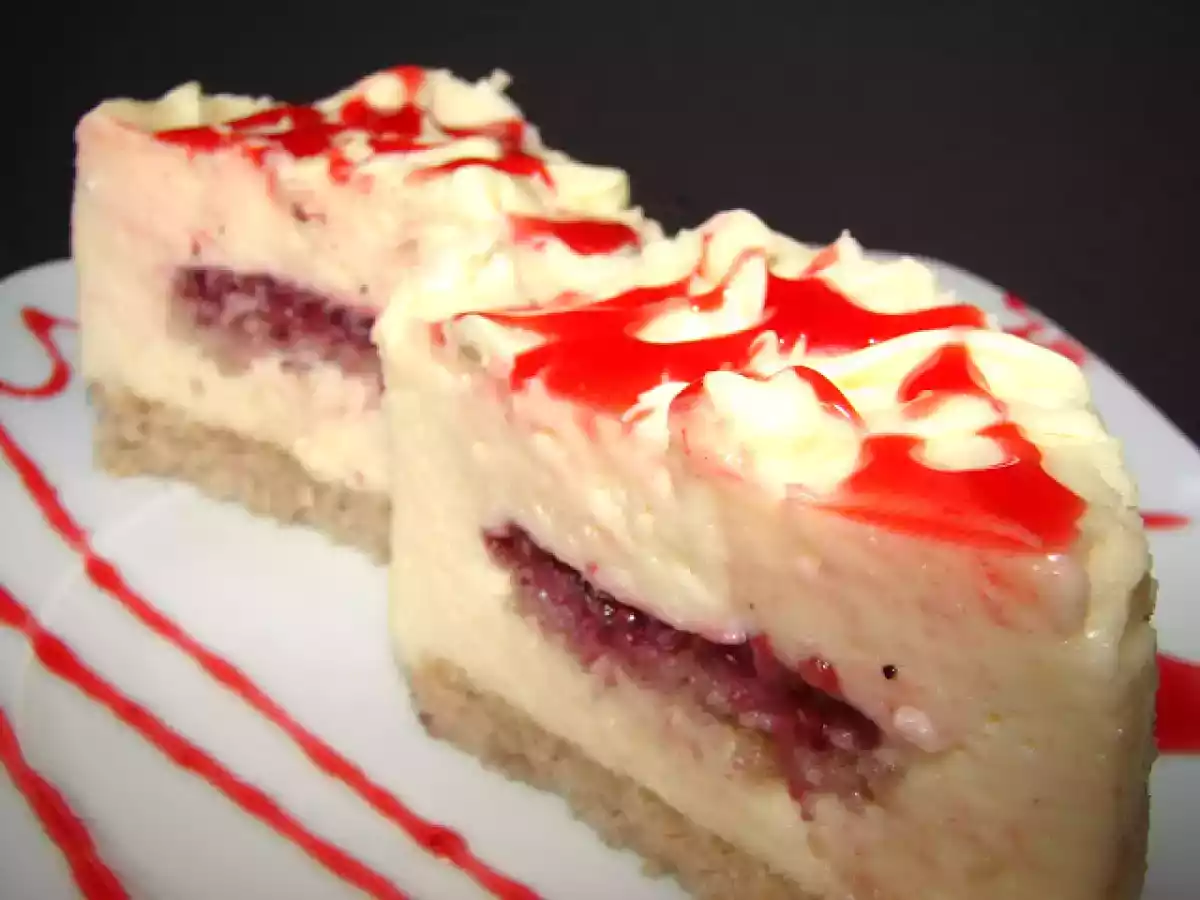 Mousse de chocolate blanco, bizcocho de almendra y canela con corazón de fresa - foto 2