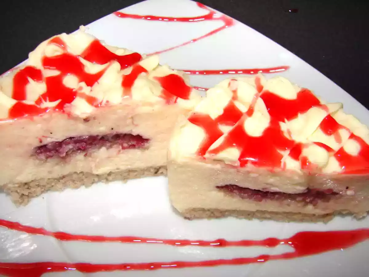 Mousse de chocolate blanco, bizcocho de almendra y canela con corazón de fresa - foto 3