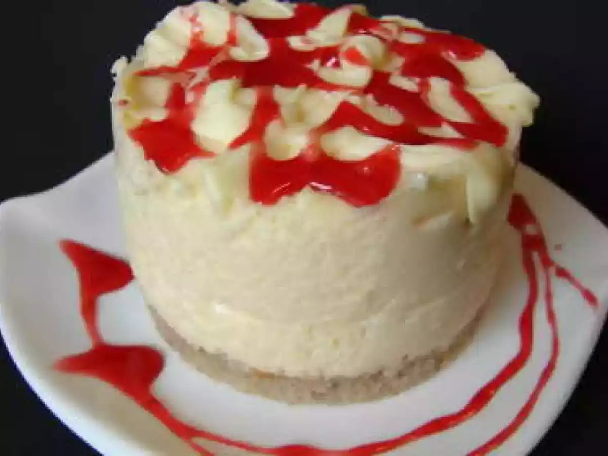 Mousse de chocolate blanco, bizcocho de almendra y corazon fresa