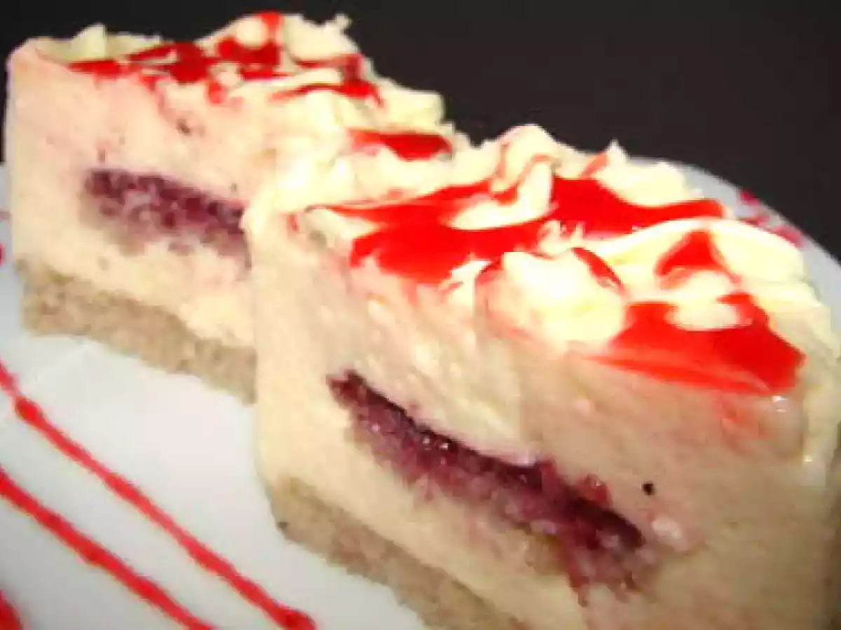 Mousse de chocolate blanco, bizcocho de almendra y corazon fresa - foto 2