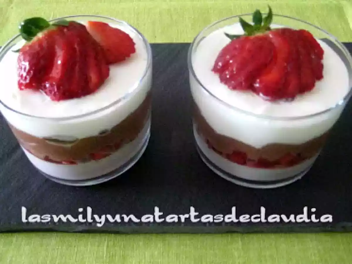 Mousse de chocolate con cremoso de plátano y fresas frescas