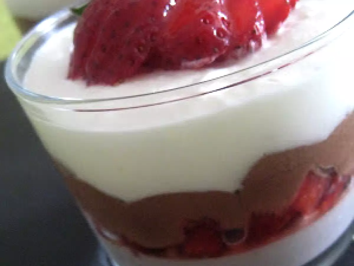 Mousse de chocolate con cremoso de plátano y fresas frescas - foto 2