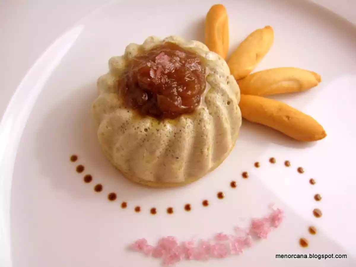 Mousse de foie con cebolla confitada y sal de vino