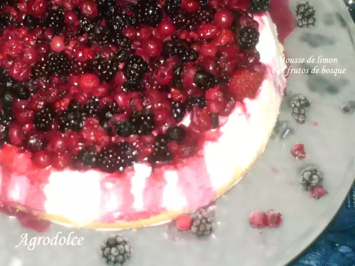 Mousse de limon con frutos del bosque