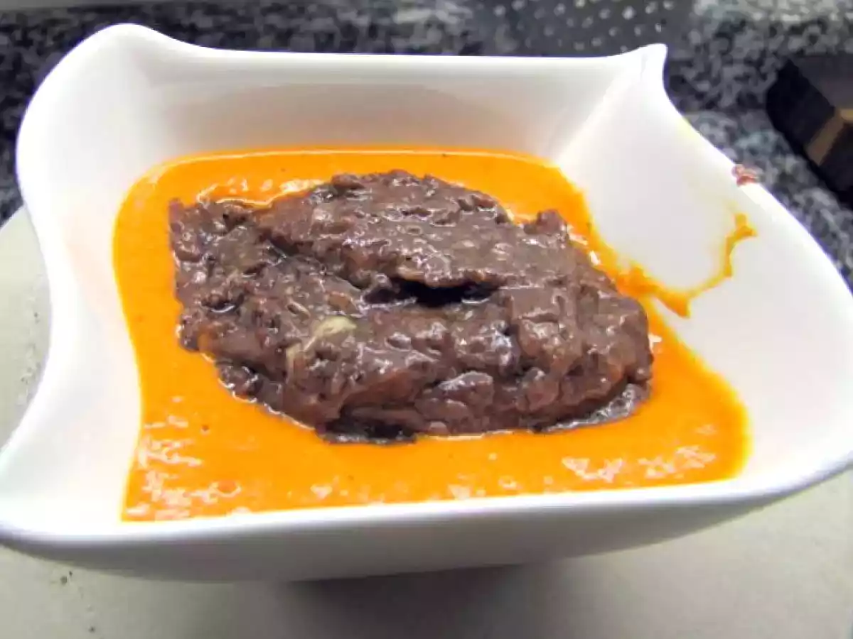 Mousse de morcilla con salsa de piquillos