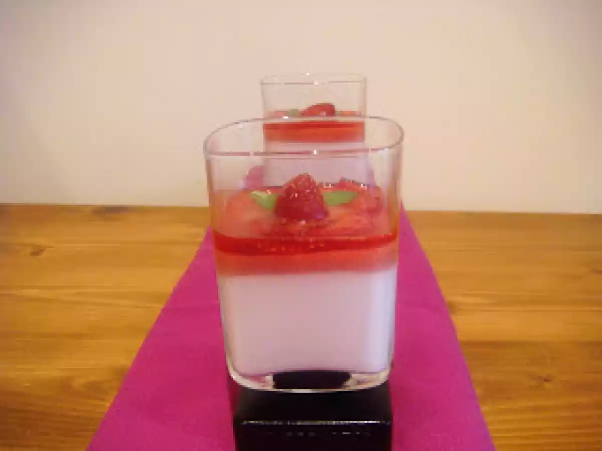 MOUSSE DE QUESO CON FRESAS Y MENTA